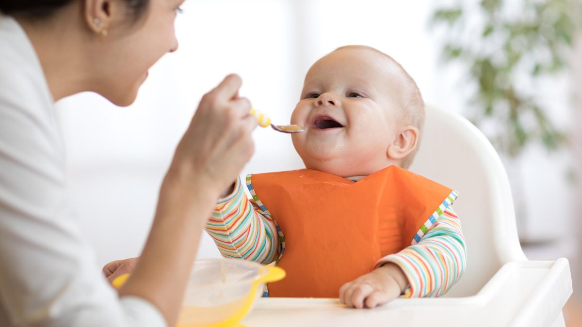 Bebeklerin katı gıdaya geçiş süreci için uzmandan öneriler